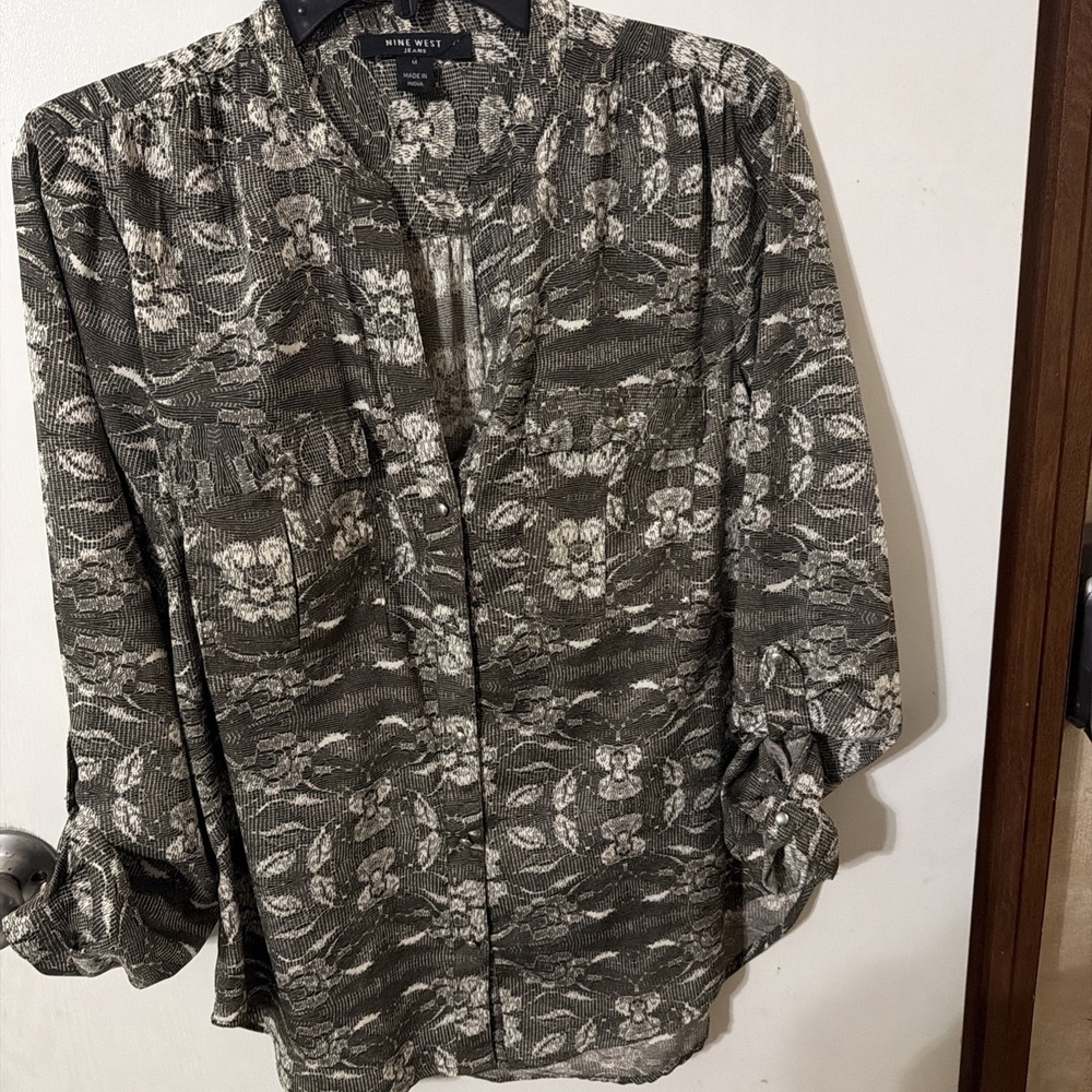 Nine West Green & White Floral Long Sleeve Top Size M EUC